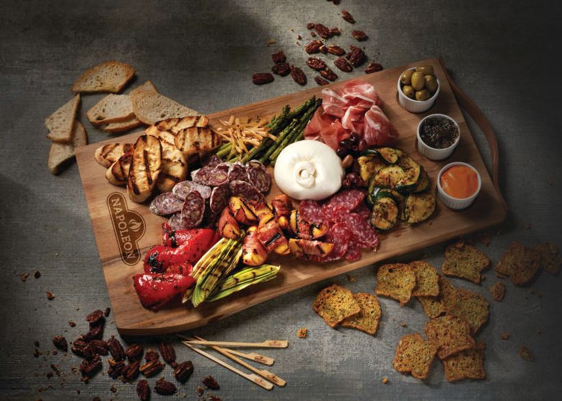 Napoleon Charcuterie Board w/3 Ramikens